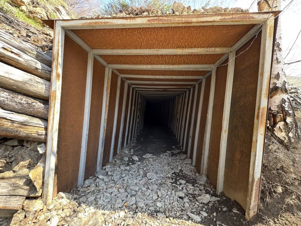 В галериите на бивша мина край Кюстендил се крие наркофабрика