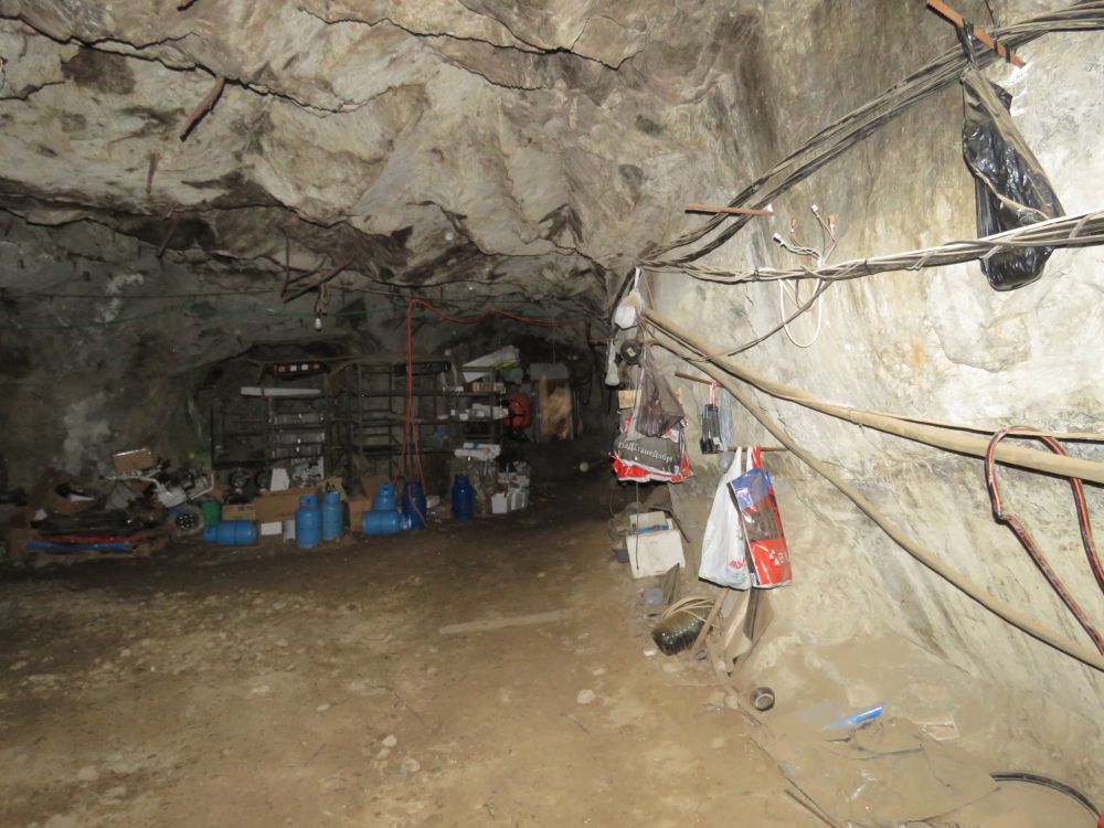 В галериите на бивша мина край Кюстендил се крие наркофабрика