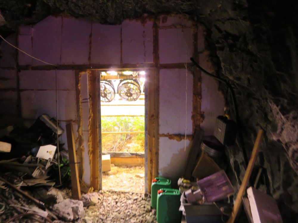 В галериите на бивша мина край Кюстендил се крие наркофабрика