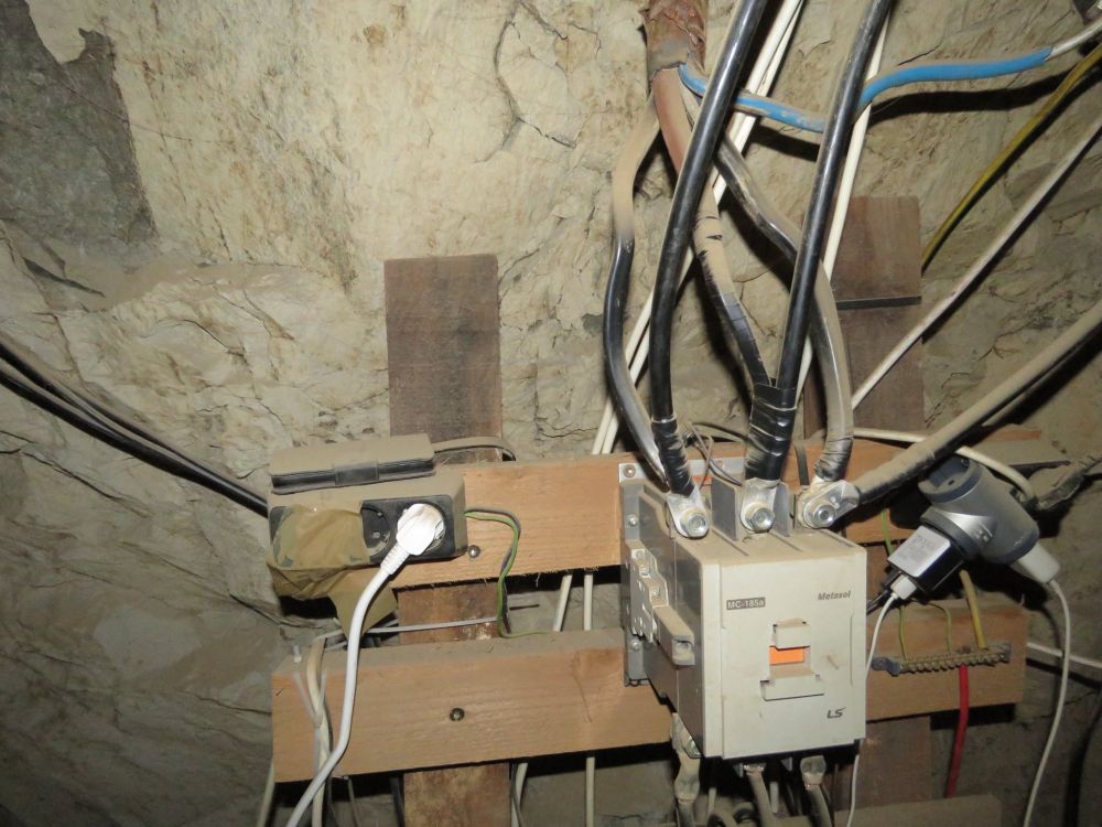 В галериите на бивша мина край Кюстендил се крие наркофабрика