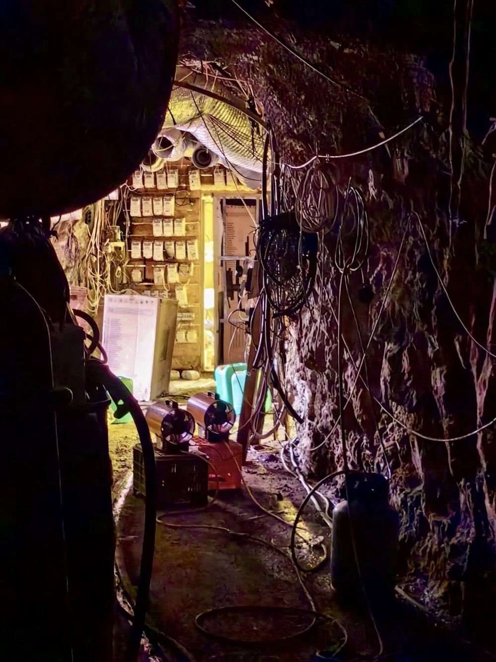 В галериите на бивша мина край Кюстендил се крие наркофабрика