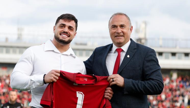 ЦСКА Насар - ЦСКА подари фланелка с №1 на Карлос Насар