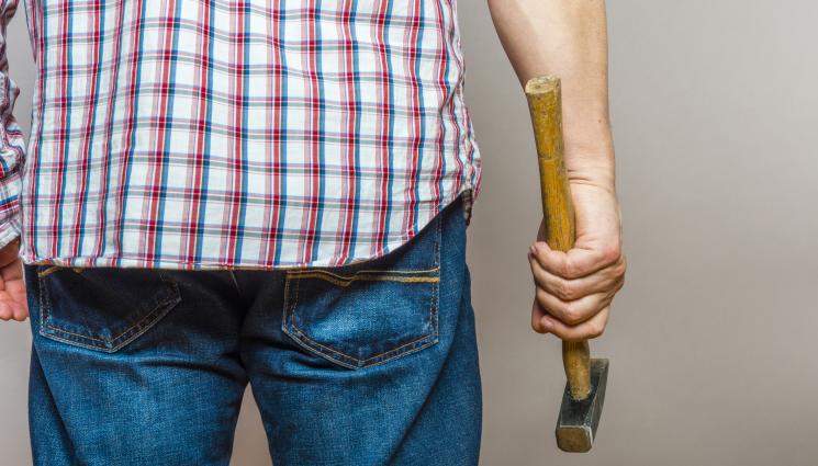 чук - ПОБЕСНЯЛ: Въоръжен с чук мъж рани петима души в Токио