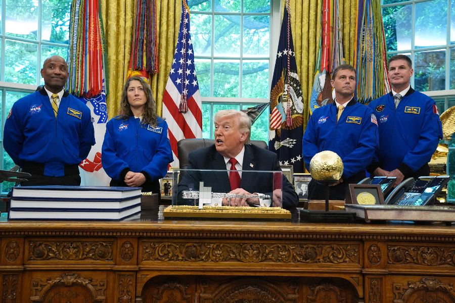 Астронавтите от "Артемис II" посетиха Белия дом.