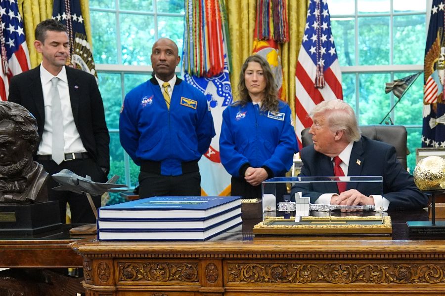 Астронавтите от "Артемис II" посетиха Белия дом.