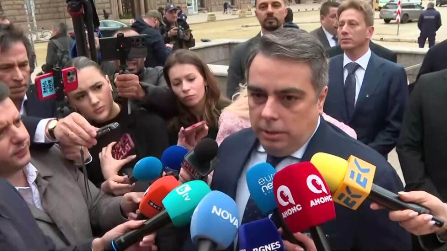 <p>Асен Василев за разделението на ПП и ДБ: Темата вече е изяснена</p>