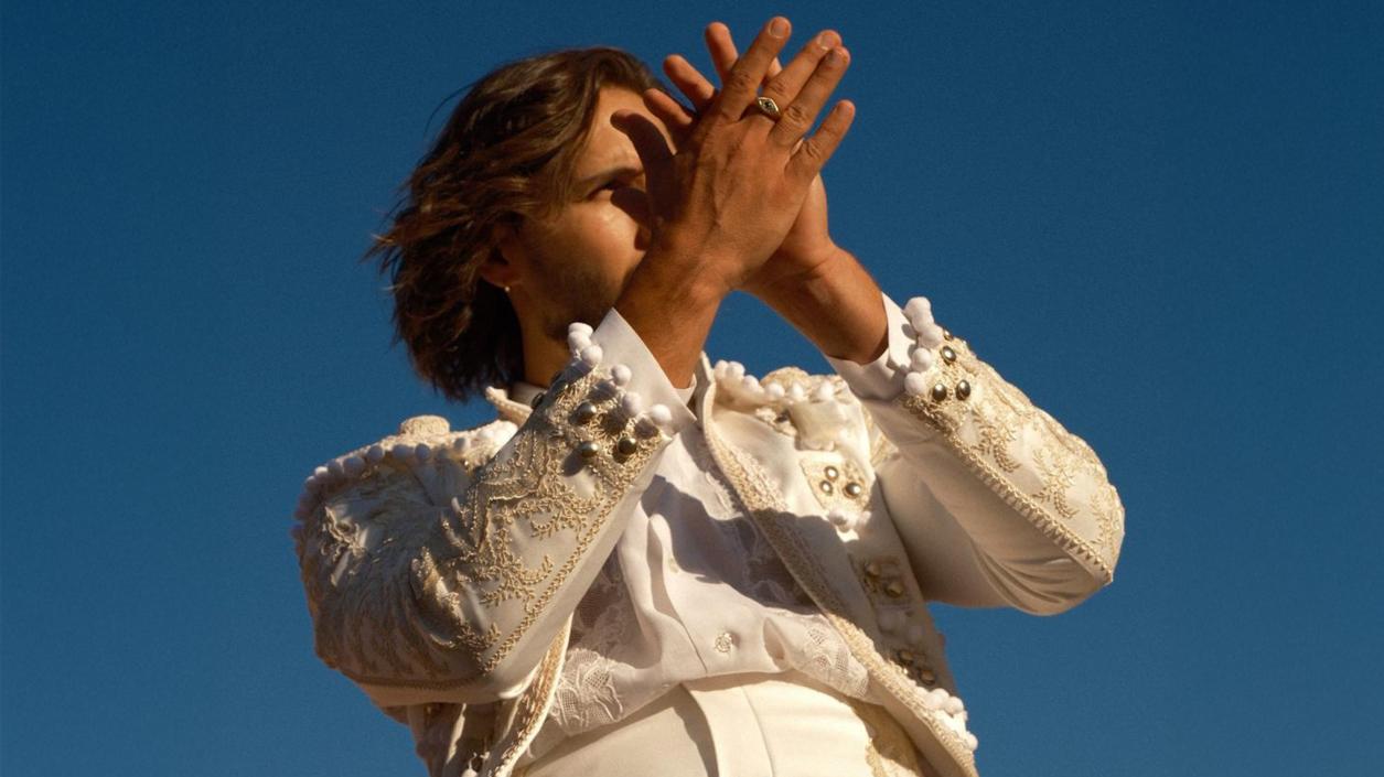  Папи Ханс излиза като матадор в дуел срещу любовта