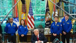 Тръмп и астронавти