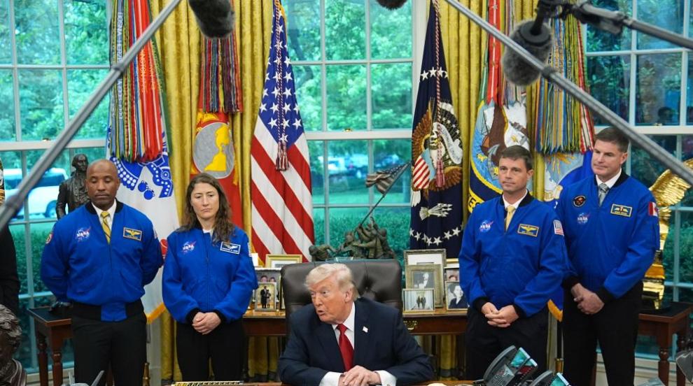 Доналд Тръмп се срещна в Белия дом с астронавтите от мисията „Артемис 2