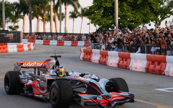 Макларън с епично шоу по улиците на Маями (ВИДЕО)