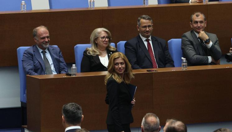 Михаела Доцова - ЮРИСТКА ПОЕМА ВЛАСТТА: Михаела Доцова е новият шеф на НС!