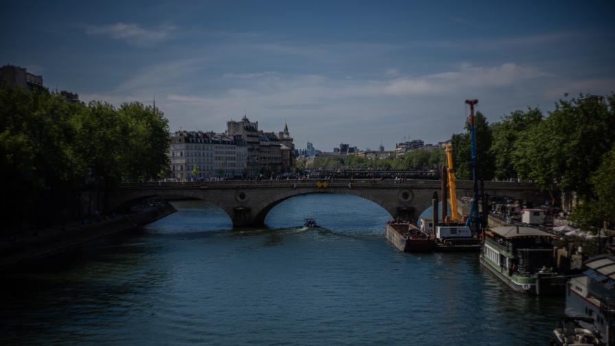 Автобус падна в река Сена край Париж