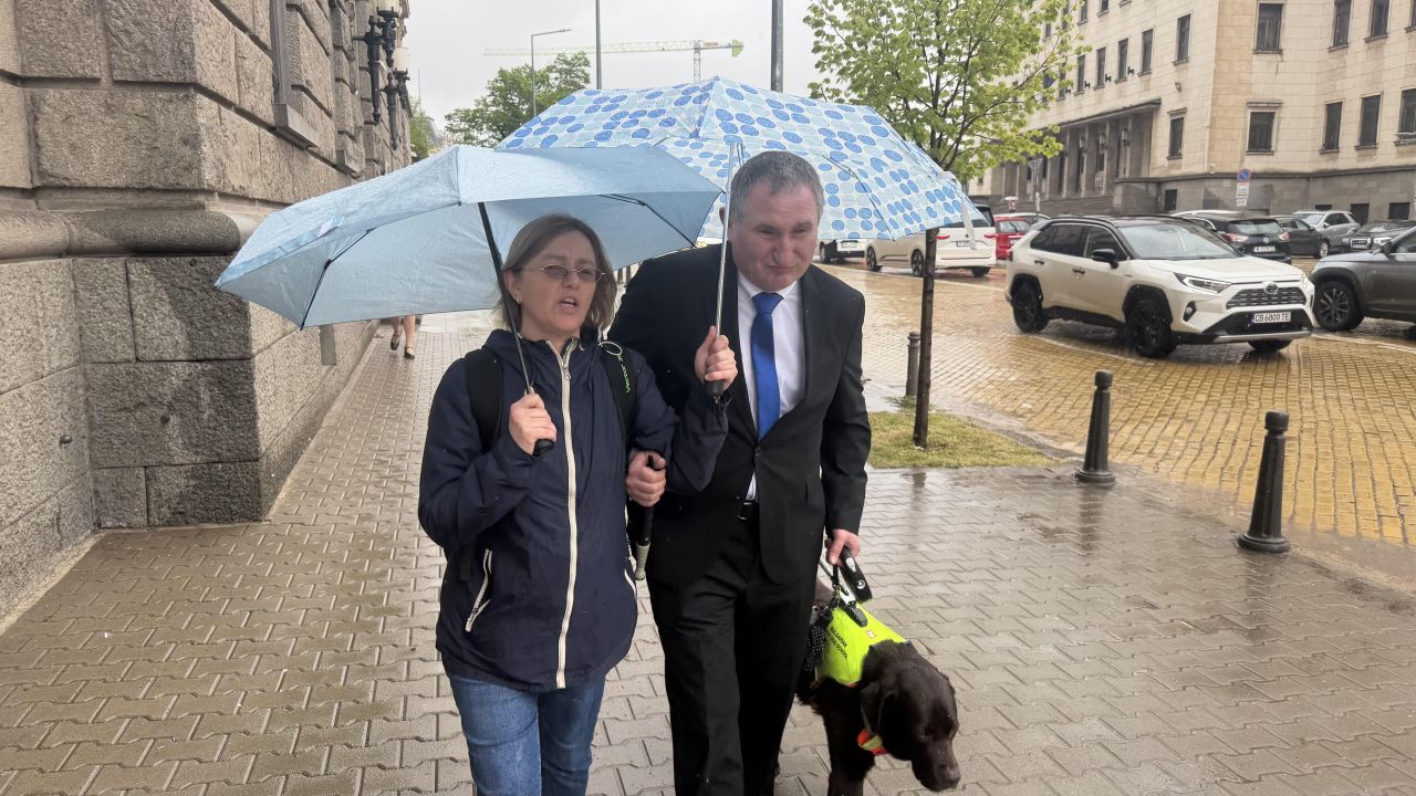 <p>Четириногият любимец, който обира симпатиите в кулоарите на парламента и доказва, че в политиката има място за верни приятели</p>