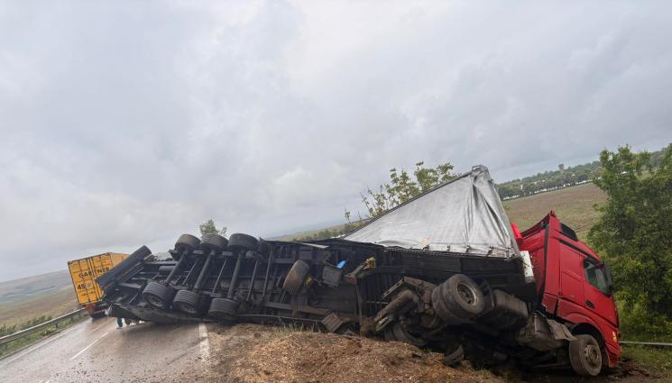 камион - Екшън край Видин: ТИР се обърна в канавката!