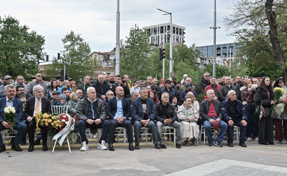 Откриха паметника на Динко Дерменджиев пред стадион Христо Ботев1