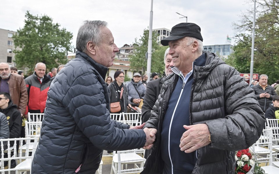 Откриха паметника на Динко Дерменджиев пред стадион Христо Ботев1