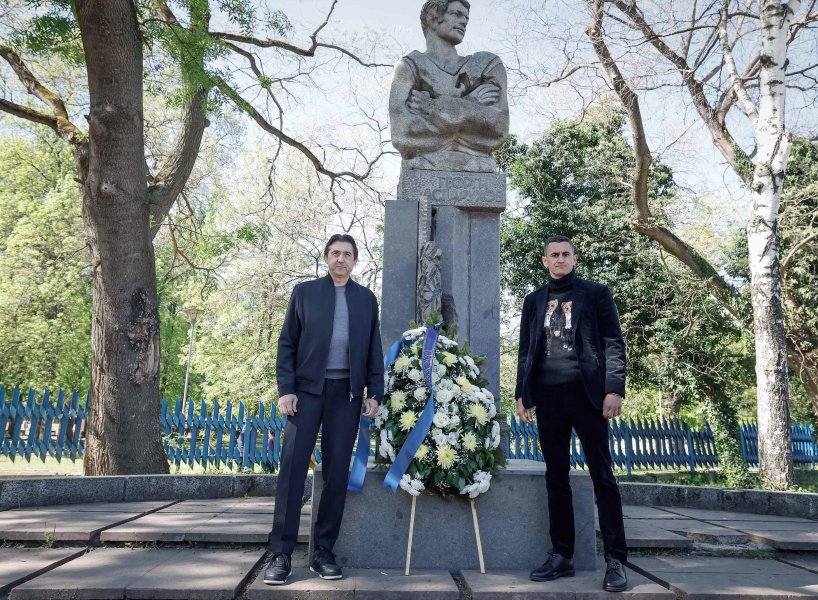 Левски поднесе цветя и венци пред паметника на Георги Аспарухов1