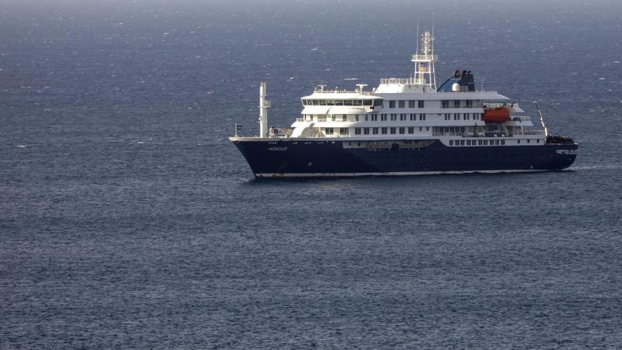 Нидерландският круизен кораб MV Hondius е на котва край бреговете на град Прая на остров Сантяго, Кабо Верде, 4 май 2026 г. Плавателният съд беше поставен под изолация, след като трима души на борда починаха от остър респираторен синдром