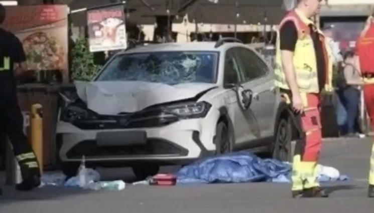 ЛАЙПЦИК - Кола се вряза в тълпа в Лайпциг, двама души загинаха!