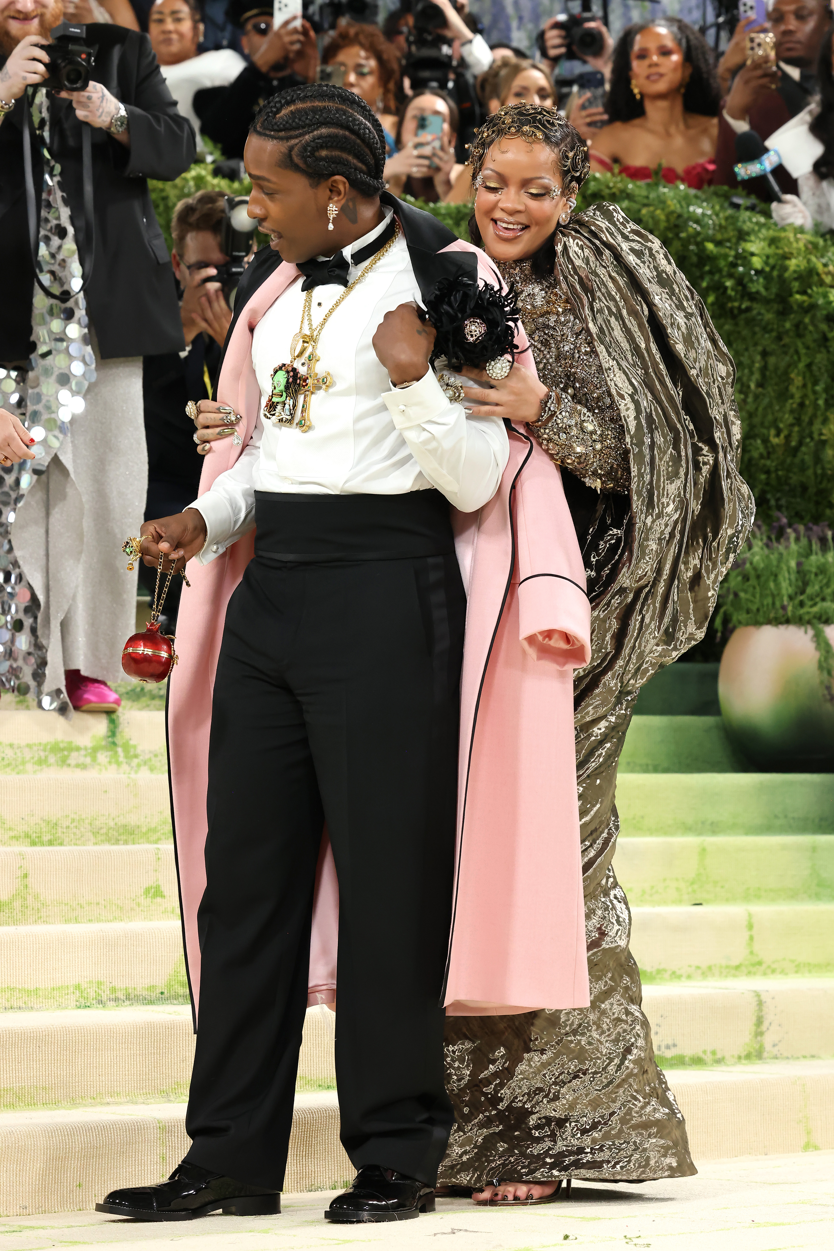 <p>Риана пристига с модно закъснение, придружена от A$AP Rocky.</p>