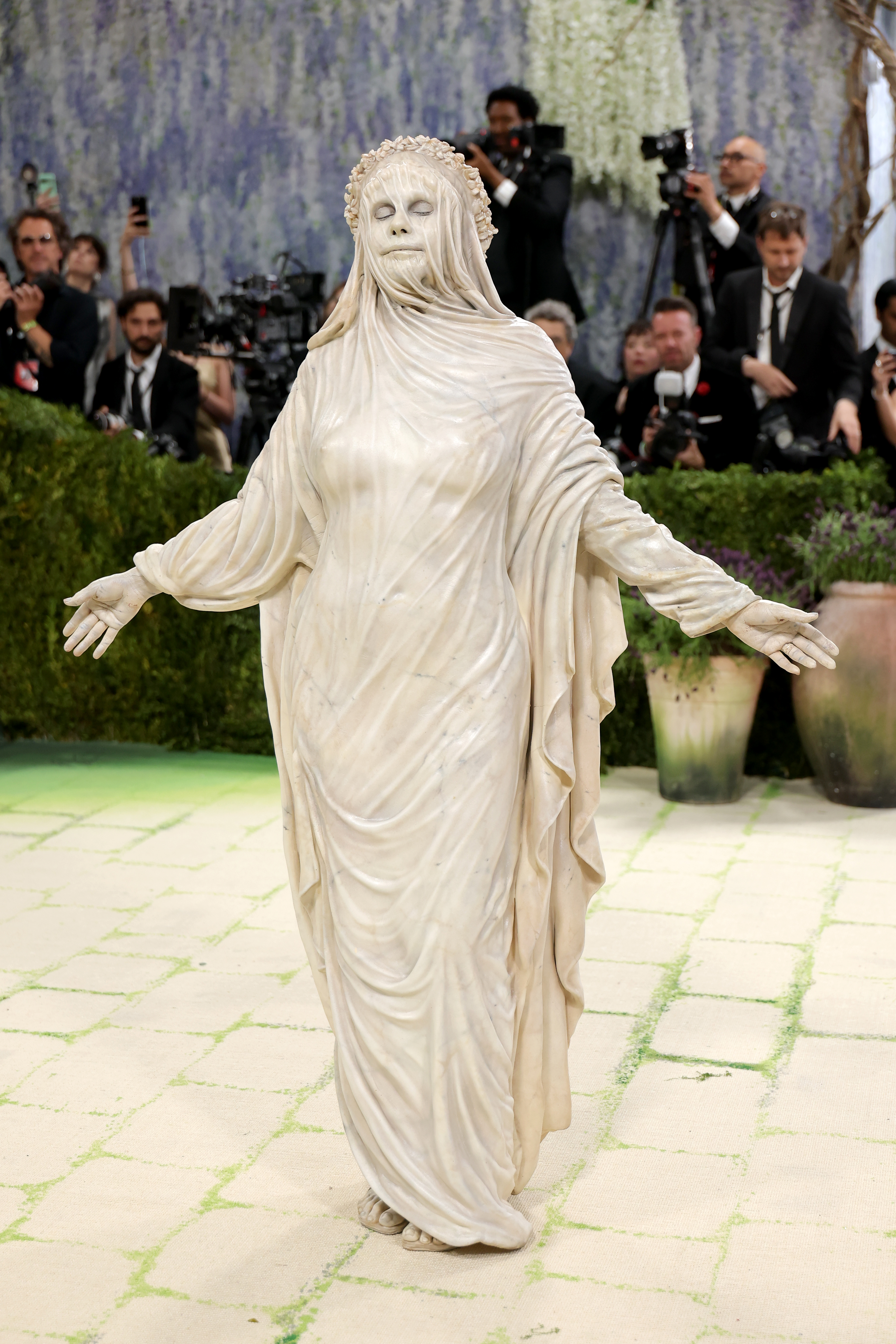 Хайди Клум шокира с артистична мраморна визия на Met Gala