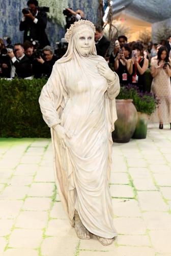 Хайди Клум шокира с артистична мраморна визия на Met Gala