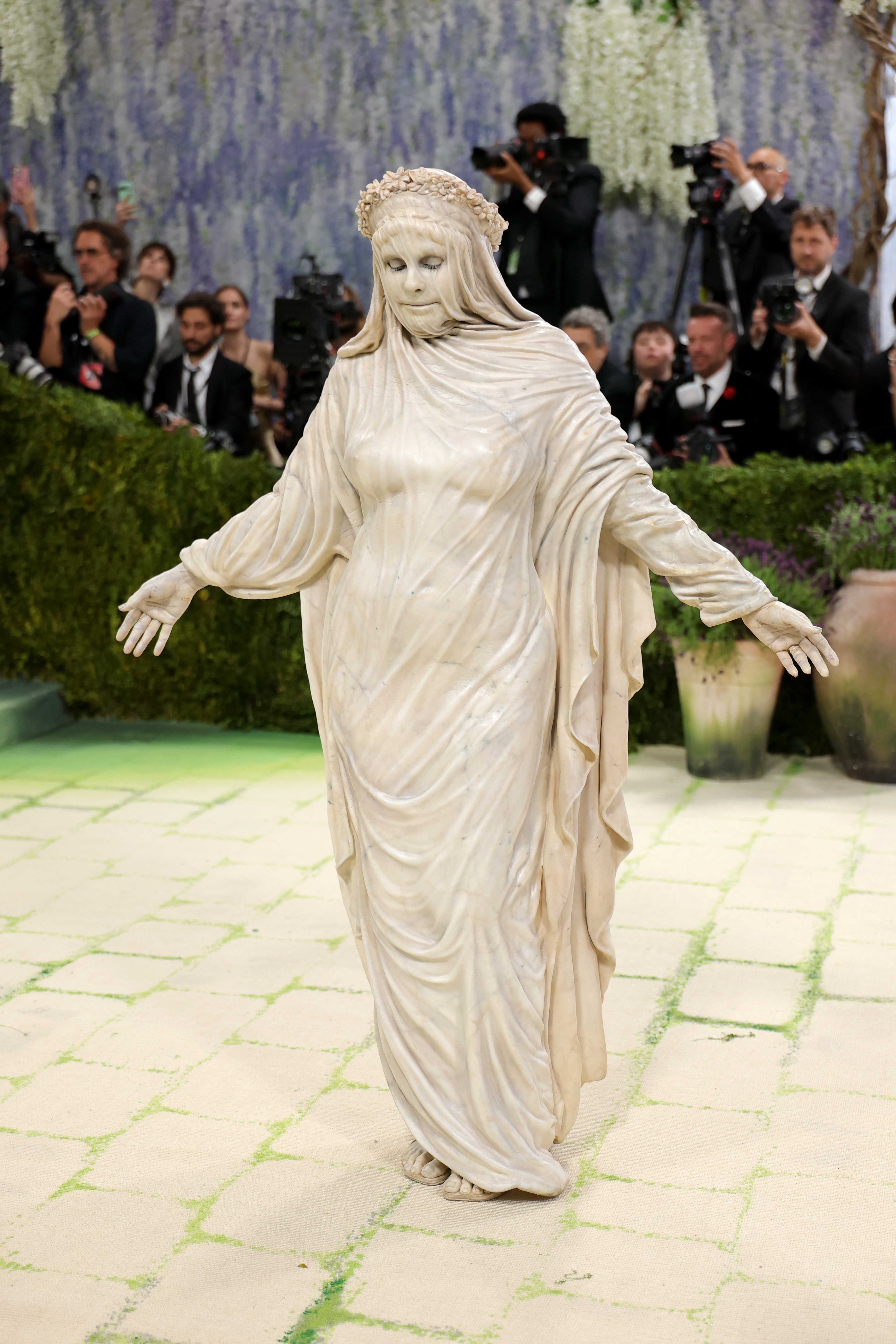 Хайди Клум шокира с артистична мраморна визия на Met Gala
