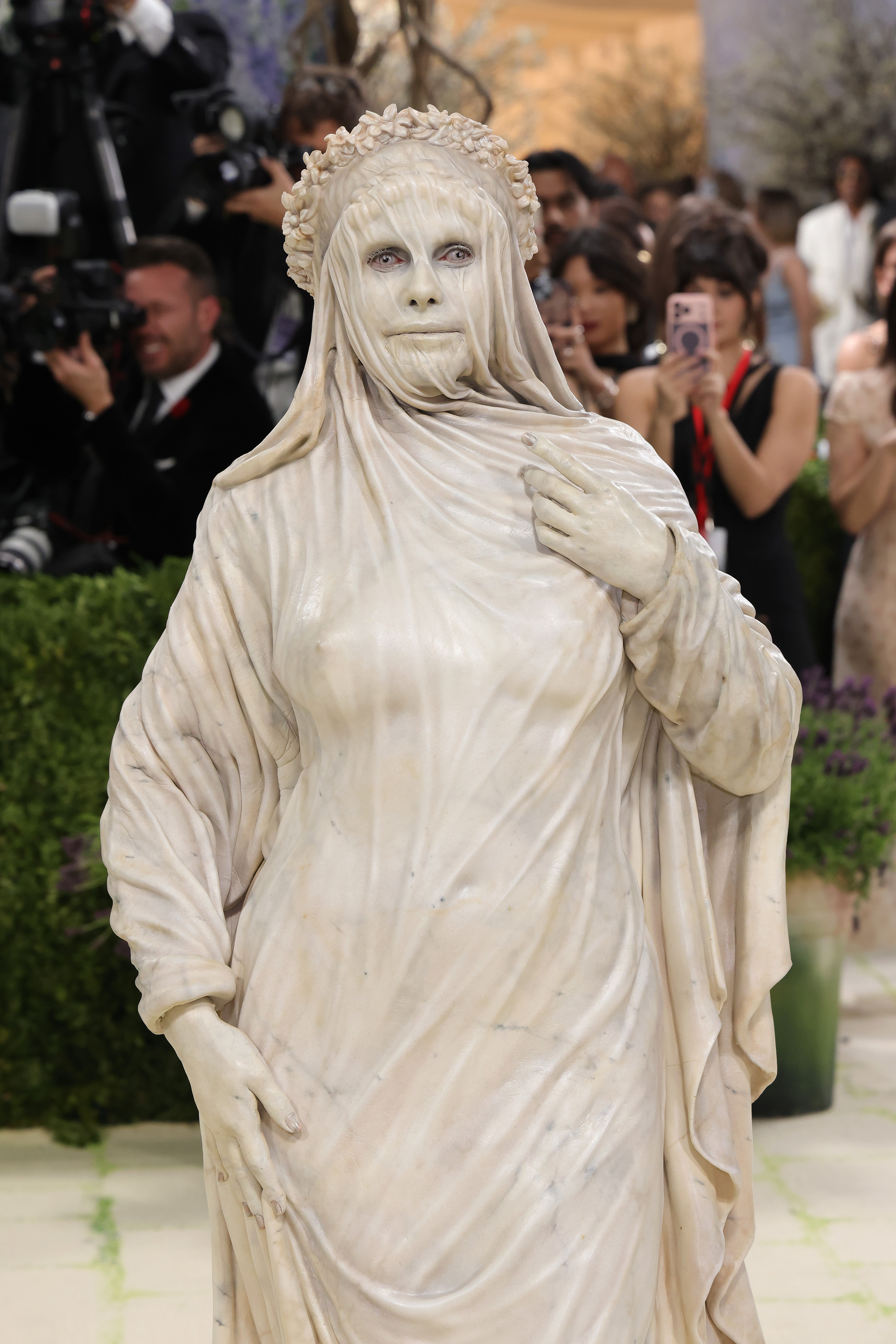 Хайди Клум шокира с артистична мраморна визия на Met Gala