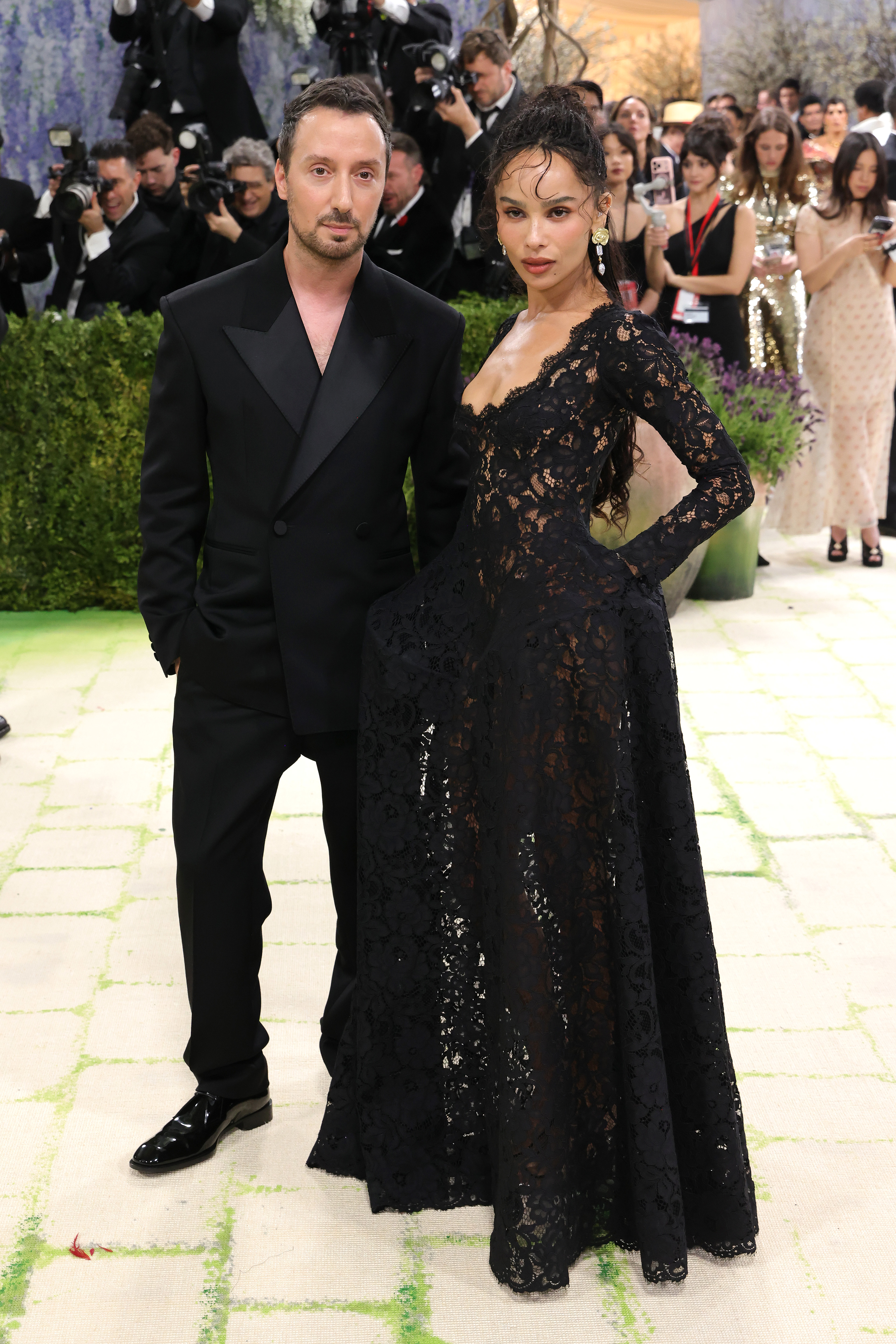 Зоуи Кравиц в черна дантела на Met Gala на фона