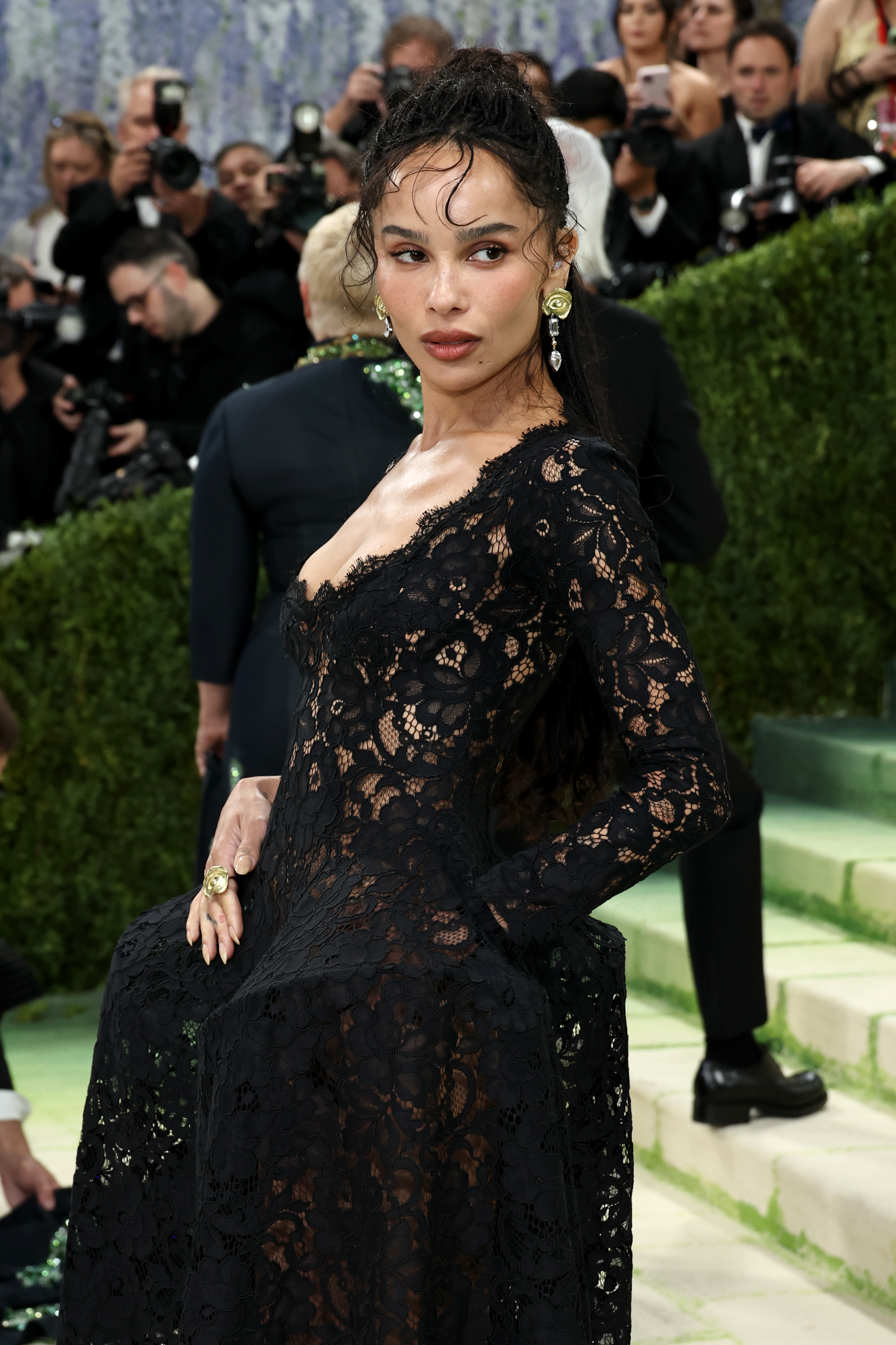 Зоуи Кравиц в черна дантела на Met Gala на фона