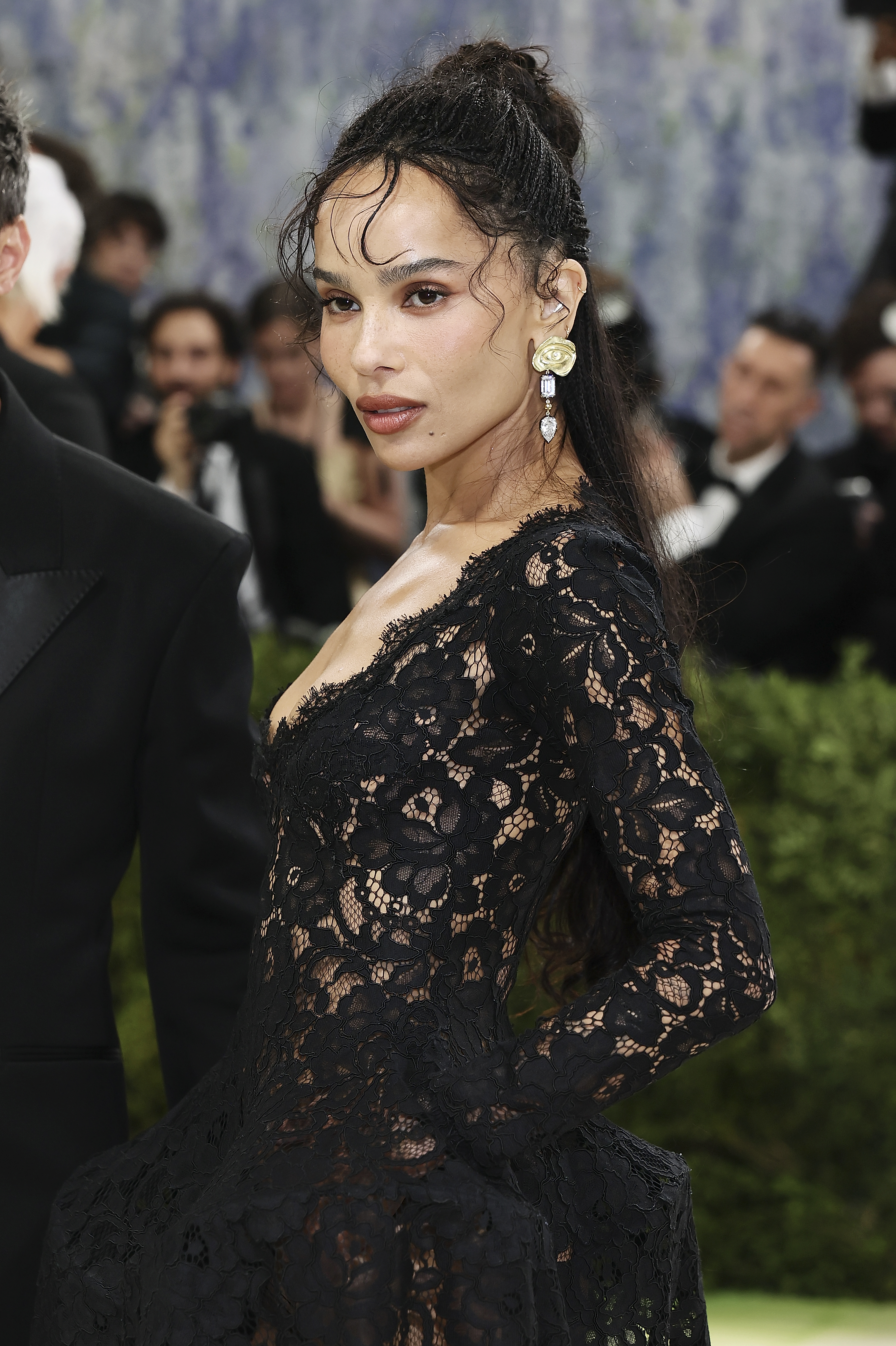 Зоуи Кравиц в черна дантела на Met Gala на фона на слухове за годеж.