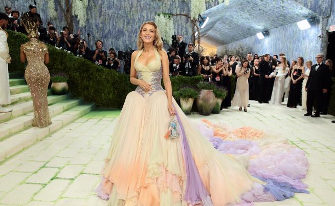 Блейк Лайвли трогна Met Gala с чанта, вдъхновена от рисунките на четирите ѝ деца