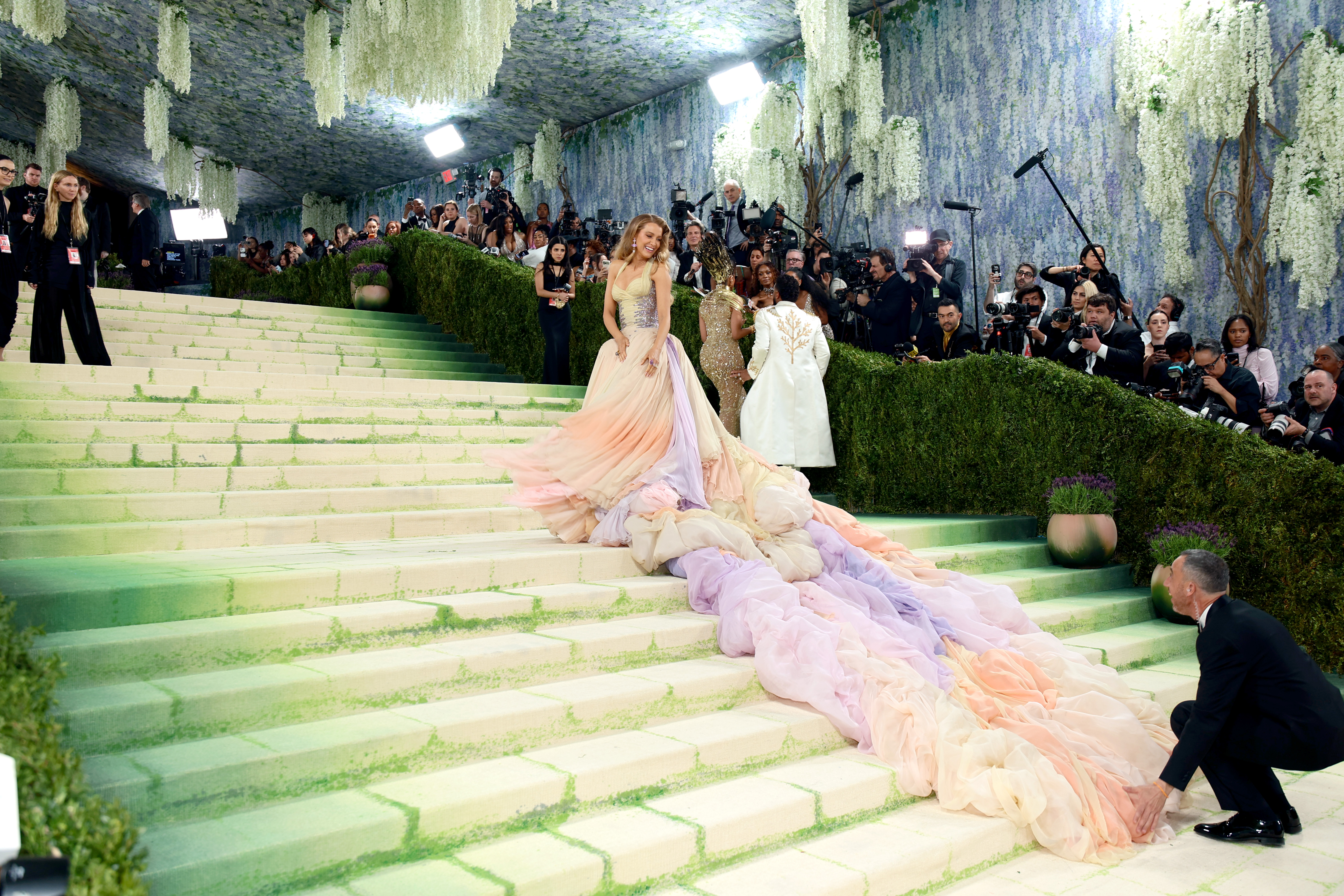Блейк Лайвли превръща Met Gala в лична изповед на червения