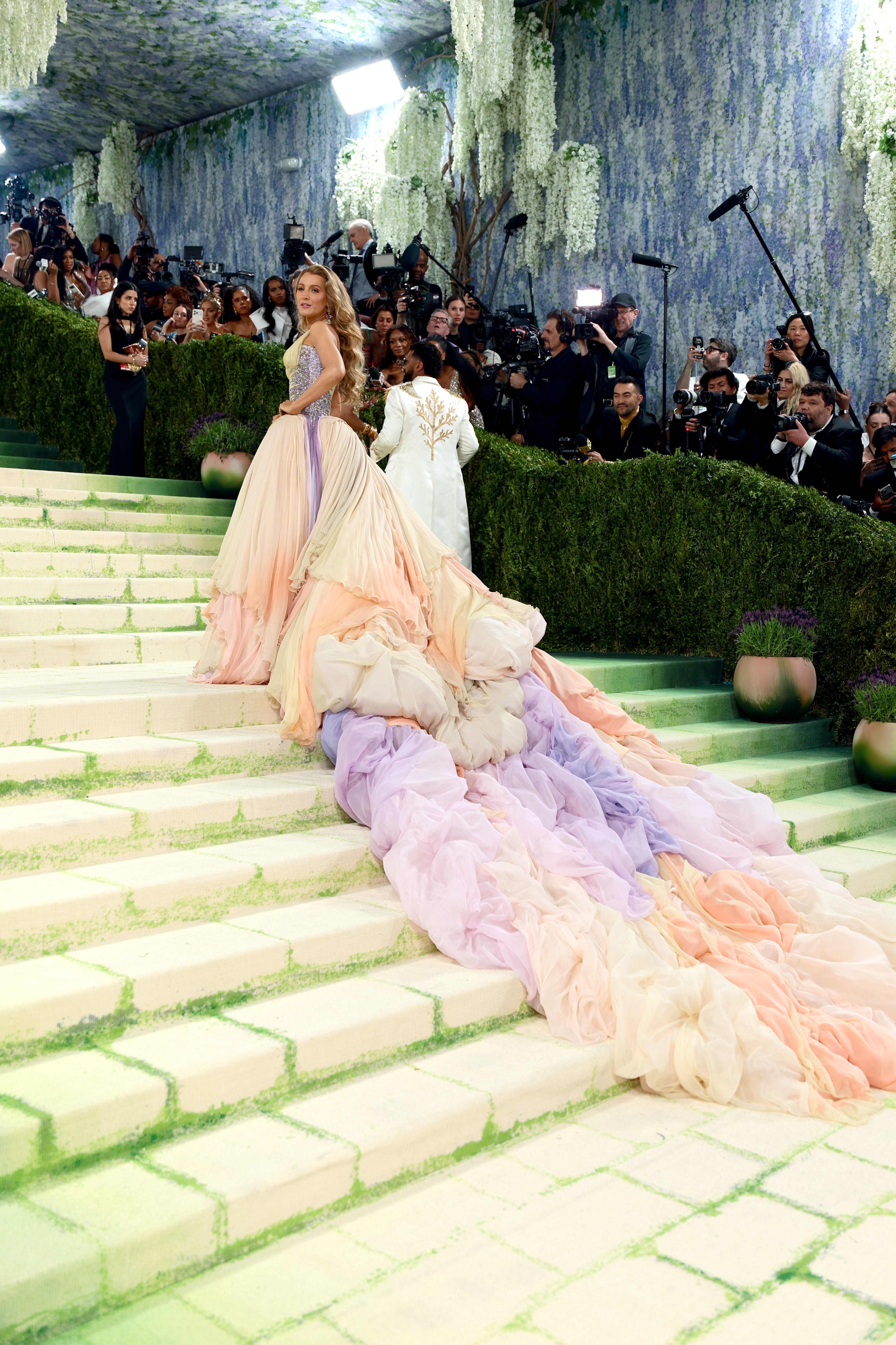 <p>Блейк Лайвли превръща Met Gala в лична изповед на червения килим.</p>