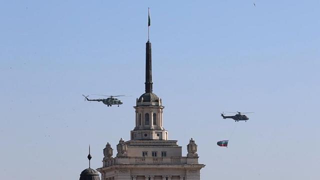 Небето над София – сцена за тренировъчни полети преди Гергьовден (ГАЛЕРИЯ)
