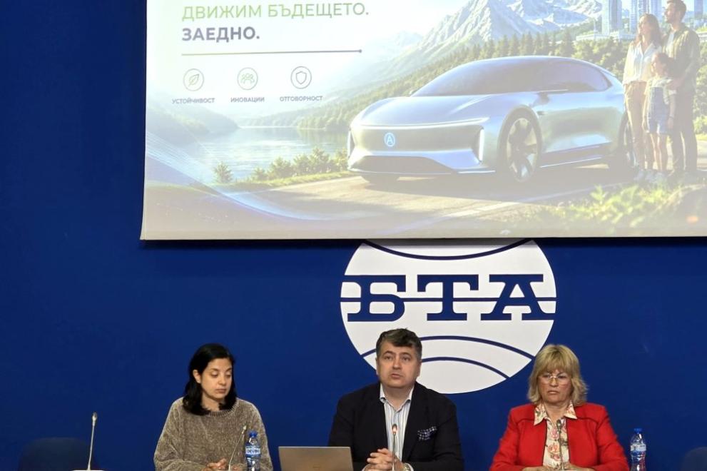 На снимката: Маргарита Тодорова (л), Александър Костадинов и Таня Груева (д)