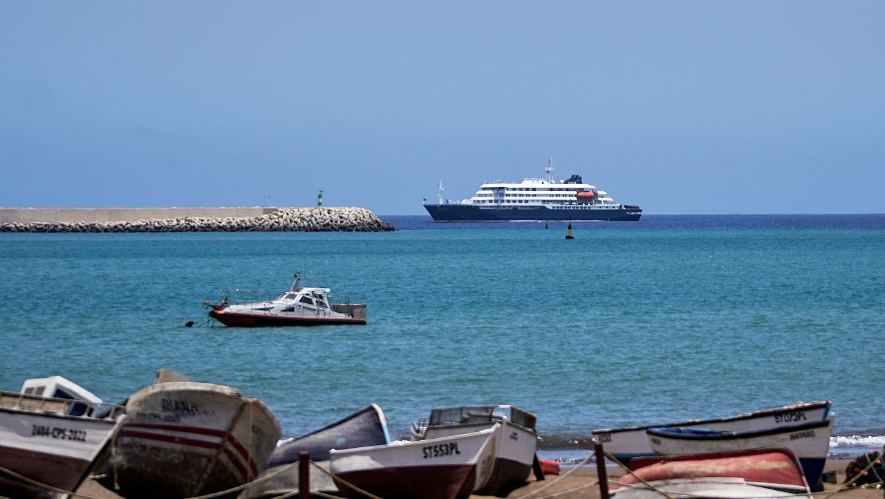 Смъртоносен вирус и три жертви в Атлантика: Какво се случва на борда на MV Hondius