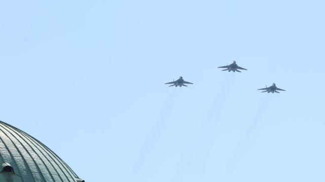 В Деня на храбростта и празника на Българската армия: За първи път над София прелетяха изтребители F-16 (СНИМКИ)