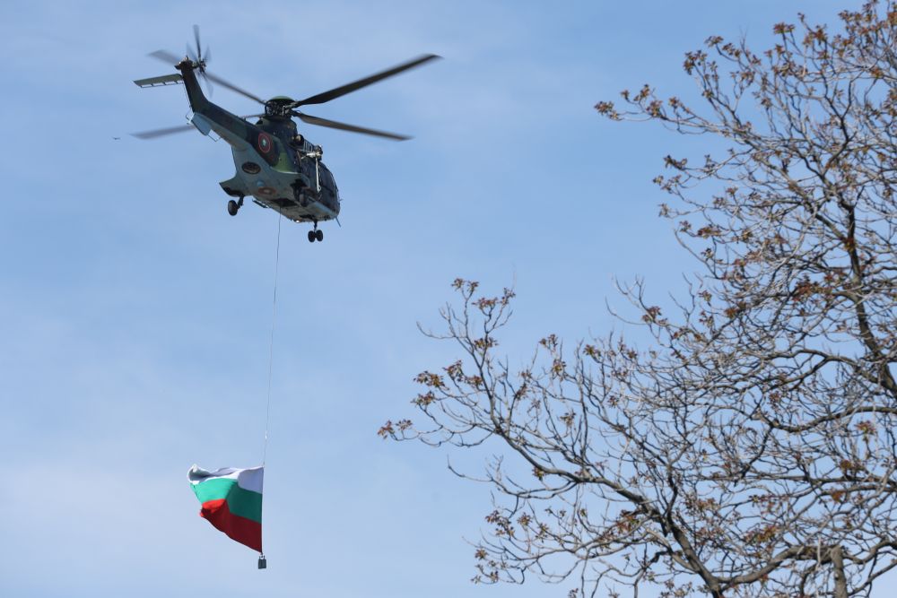 Над площад „Александър Невски“ прелетяха самолети C-27J „Spartan“, Су-25, F-16 Block 70 и МиГ-29