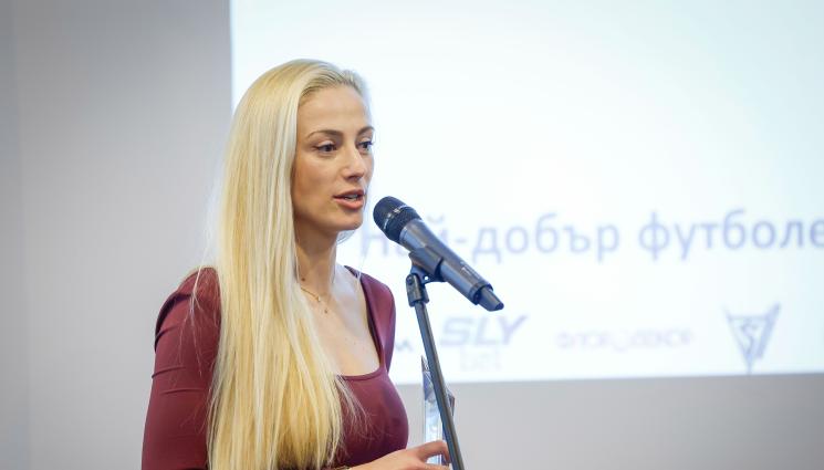 Футбол - Най-красивата съдийка нямала дрехи за дебюта си