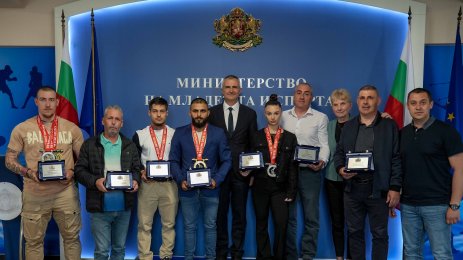 Министър Илиев награди медалистите от Европейското по щанги