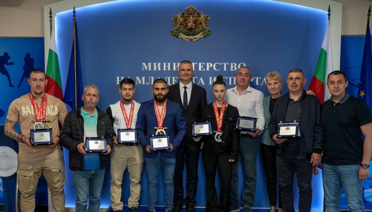 Министър Илиев награди медалистите от Европейското по щанги - Министър Илиев награди медалистите от Европейското първенство по вдигане на тежести