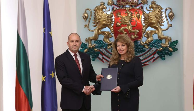 румен радев - НОВА ВЛАСТ: Радев взе мандата, представи кабинета!