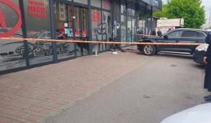 <p>Шофьор объркал педалите, помел двама души и се врязал в магазин в София</p>