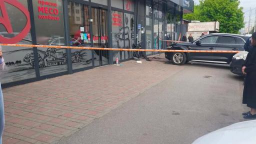 <p>Шофьор объркал педалите, помел двама души и се врязал в магазин в София</p>