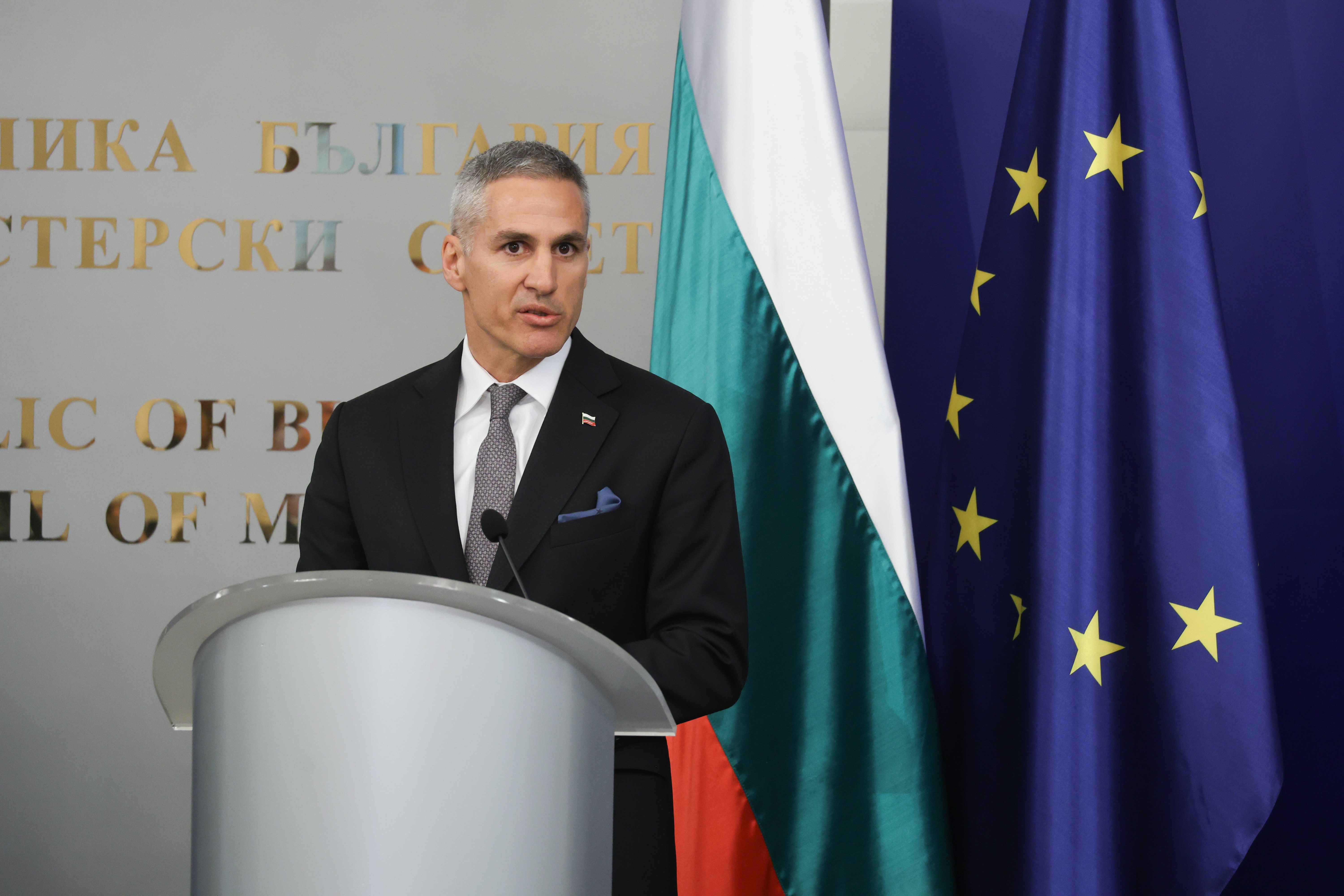 <p>Официална церемония по предаване и приемане на властта се провежда в Гранитната зала на Министерския съвет, след като членовете на новия кабинет положиха клетва в Народното събрание.</p>