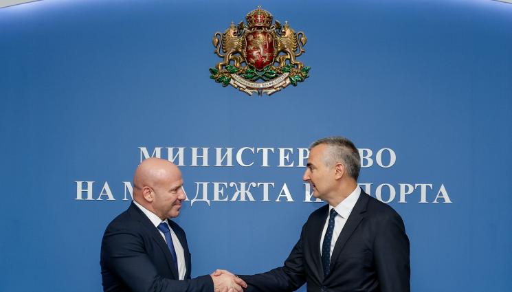 Енчо Керязов Димитър Илиев - Официално: Димитър Илиев предаде министерския пост на Енчо Керязов
