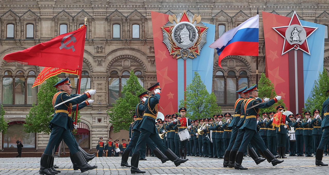 <p>Тази година, за първи път от близо две десетилетия, парадът в Москва се проведе без танкове, ракети и други тежки оръжия, с изключение на традиционния прелет на бойни самолети. Съветският съюз загуби 27 милиона души през 1941-45 г. в това, което нарича Великата отечествена война.</p>