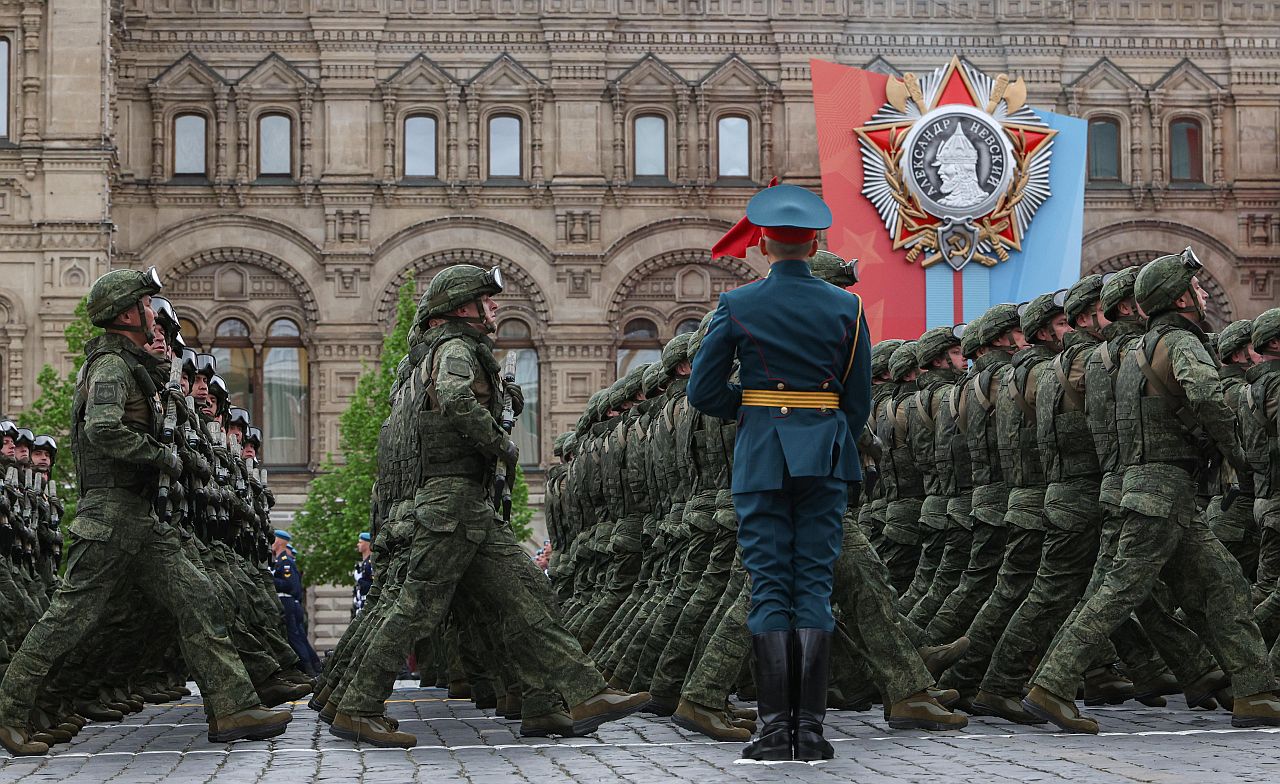 <p>Тази година, за първи път от близо две десетилетия, парадът в Москва се проведе без танкове, ракети и други тежки оръжия, с изключение на традиционния прелет на бойни самолети. Съветският съюз загуби 27 милиона души през 1941-45 г. в това, което нарича Великата отечествена война.</p>
