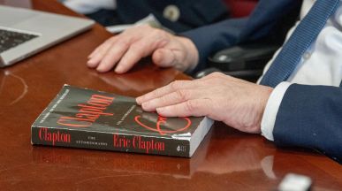 Eric Clapton прекрати концерт след като беше уцелен с предмет от публиката